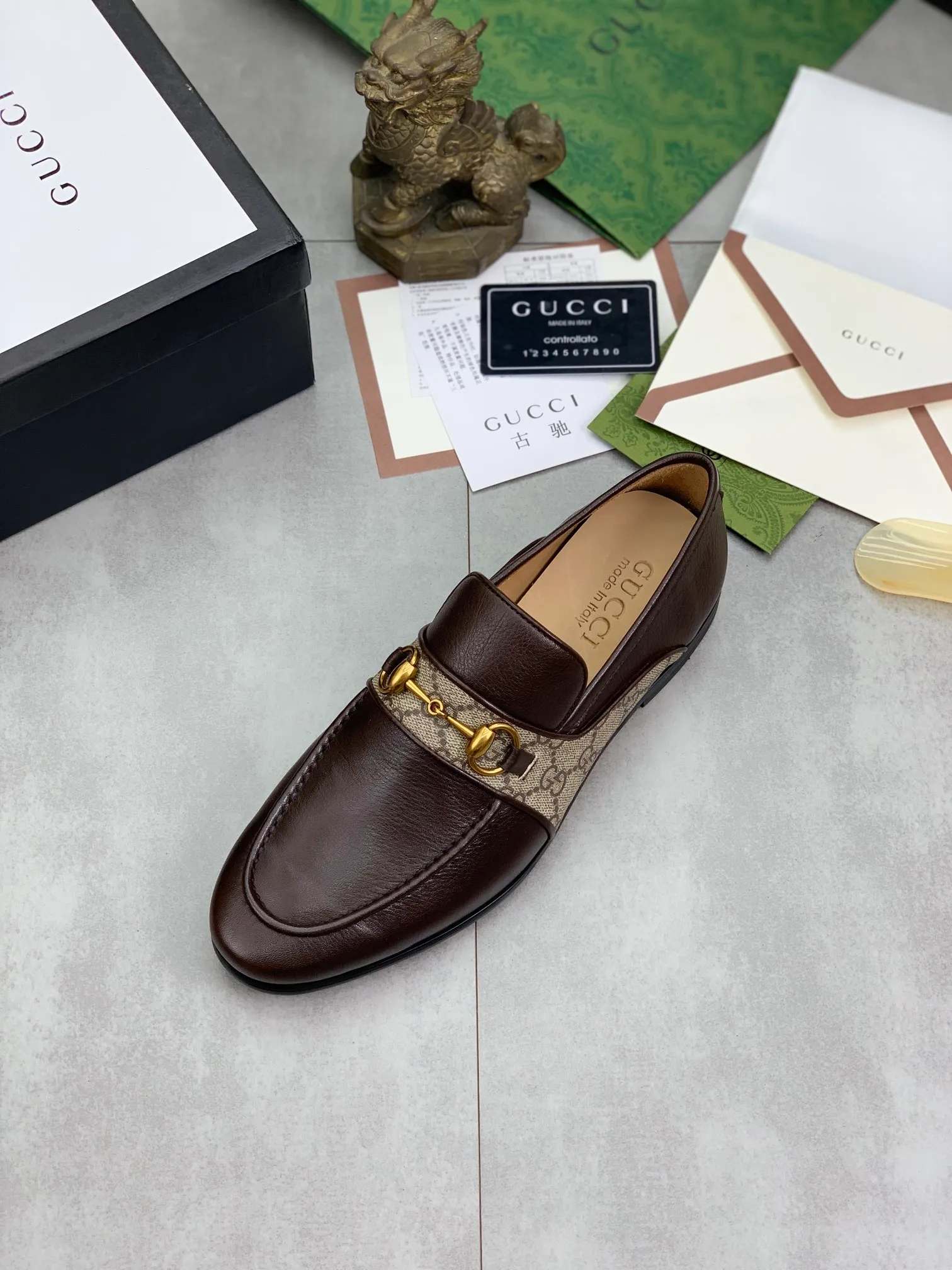 Men's shoes 💰P580 💰[New model] Genuine leather outsole series 🆘Water-dyed cow lining [GUCCI] Gucci leather shoes, top purchasing men's 2023 counters are on sale simultaneously, top-grade original calfskin imported from Italy ➕ first-layer cowhide lining) original factory special original sole, fine workmanship, impeccable 👍 You can go in and out of the counter at will; the real thing is super beautiful, code number: 38 to 45 black Brown 🉑️Choose a full set of packaging at the counter